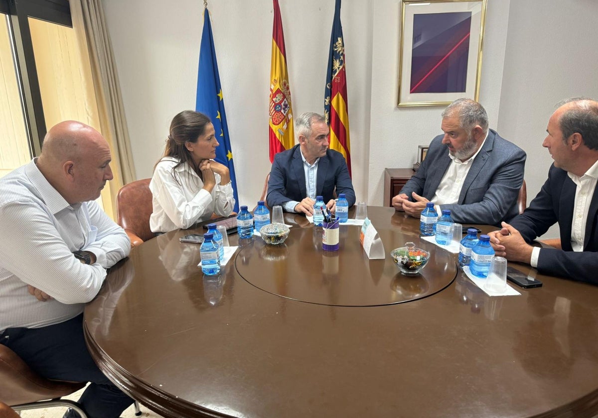 El conseller de Agricultura, Miguel Barrachina (centro), reunido con representantes de los regantes del trasvase Tajo-Segura