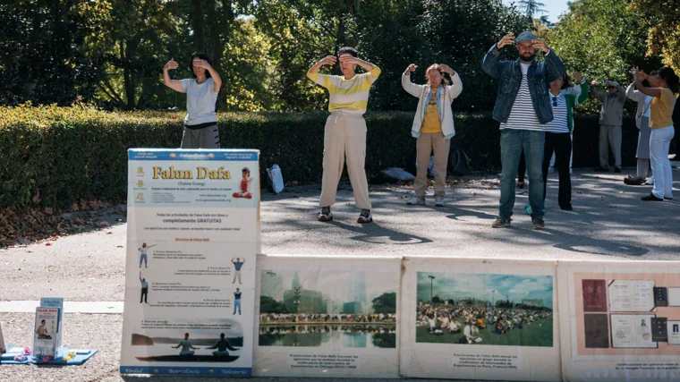 Varias personas practican Falun Dafa