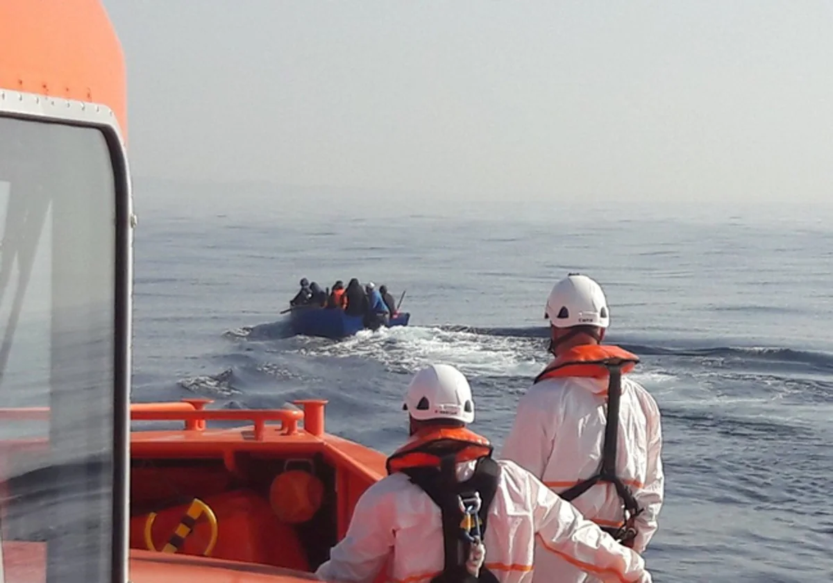 Imagen de archivo del rescate de una patera por parte de Salvamento Marítimo