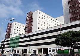 Dos jóvenes migrantes, hospitalizados con hipotermia tras llegar en una patera a Cádiz