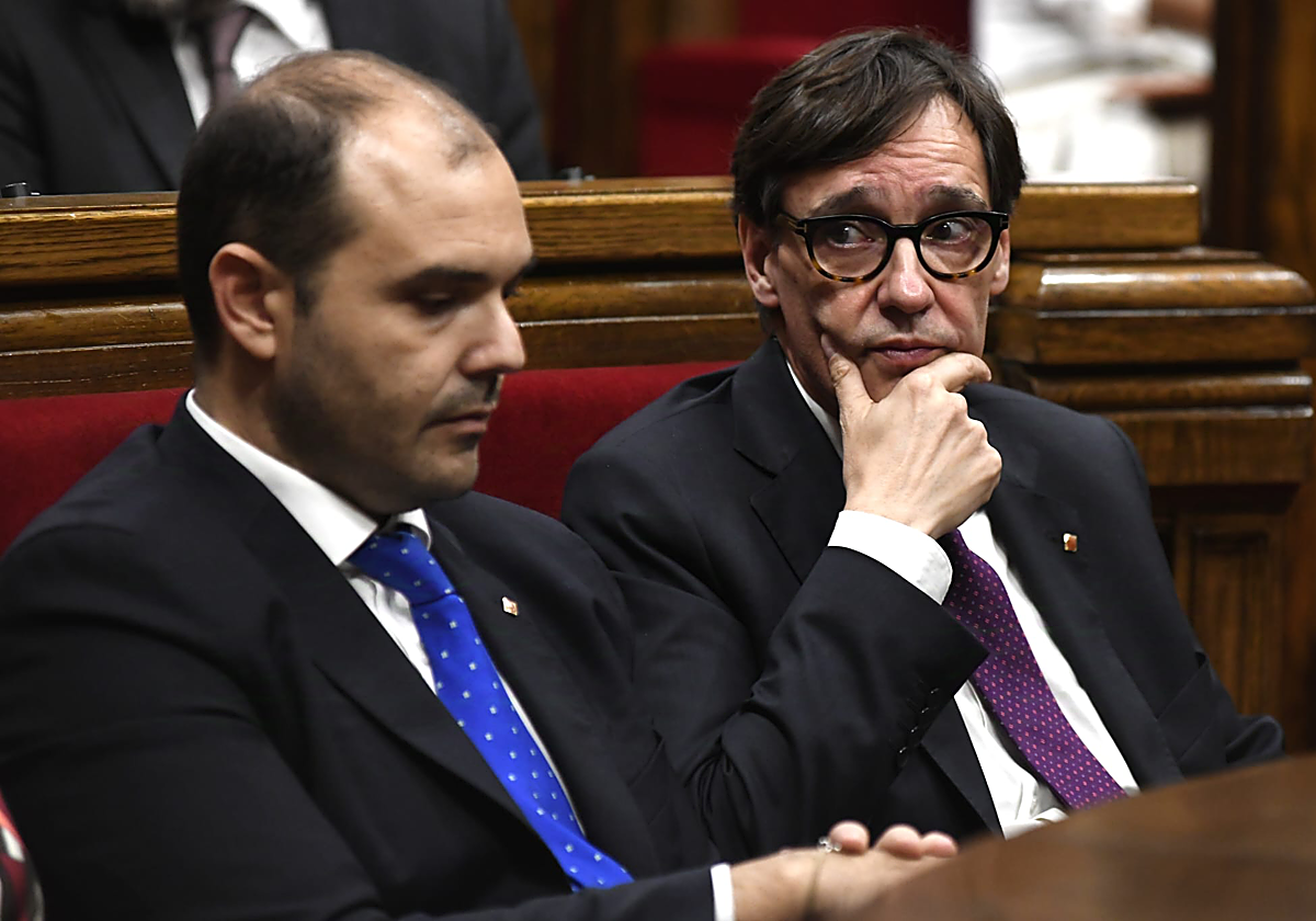 Salvador Illa, presidente de la Generalitat de Cataluña, antes de su intervención en el debate de política general, al lado del consejero de la Presidencia, Albert Dalmau