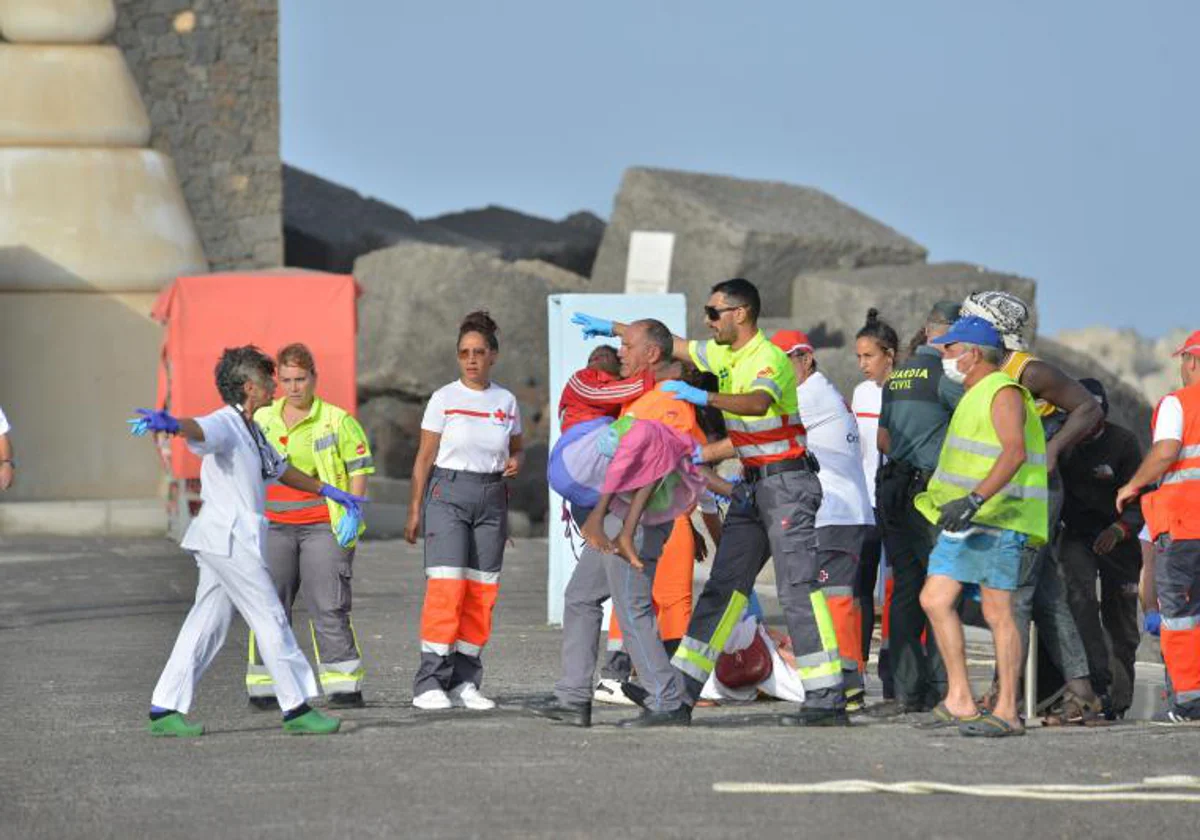 Rescate de un menor tras la llegada de una patera a la isala de Hierro