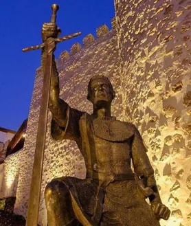 Imagen secundaria 2 - Arriba, la nueva plaza abierta junto a la muralla. A la izquierda, maqueta de la zona. A la derecha, estatua de un soldado