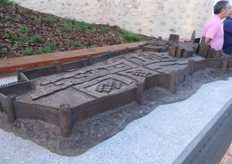 Imagen secundaria 1 - Arriba, la nueva plaza abierta junto a la muralla. A la izquierda, maqueta de la zona. A la derecha, estatua de un soldado