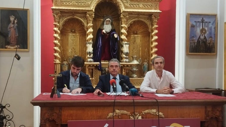 Antonio Jesús García, Manuel Murillo y Luis Luque, este martes en la sede de la Agrupación