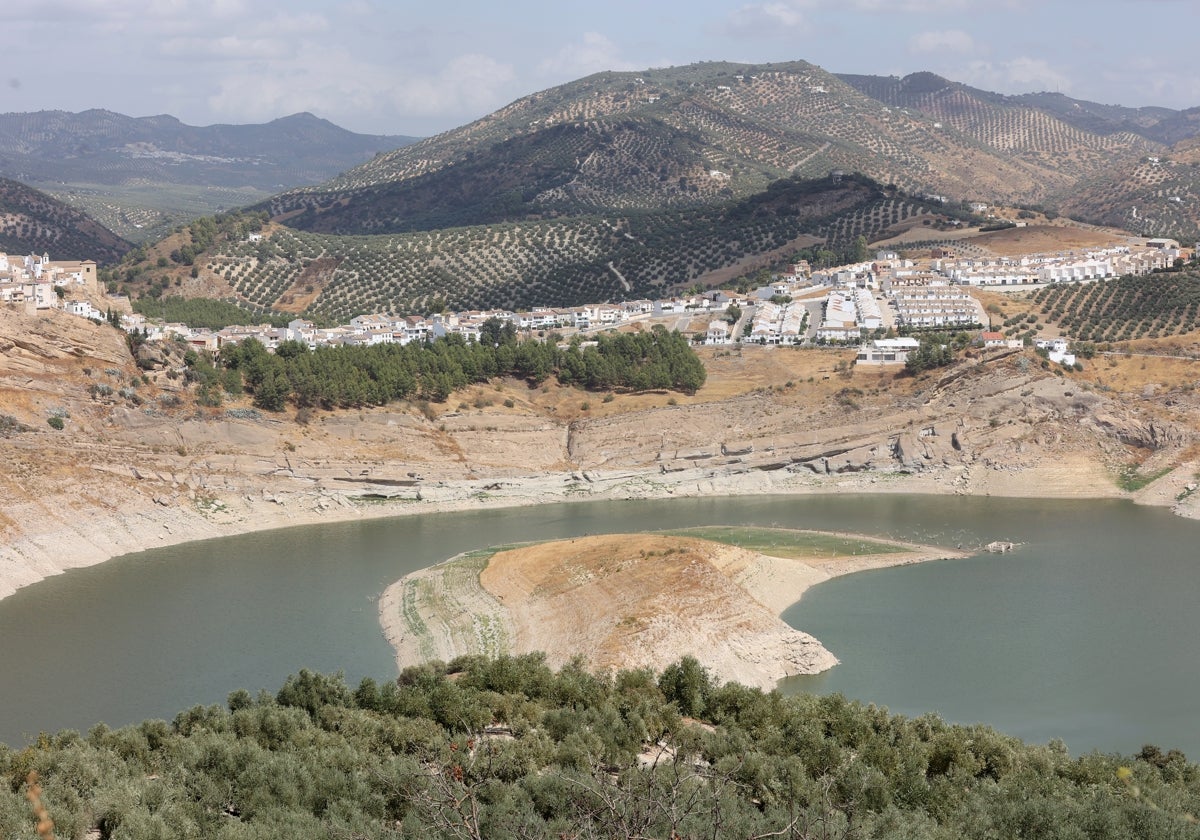 Panorámica del pantano de Iznájar con el núcleo urbano en la loma y que abastece al sur de Córdoba