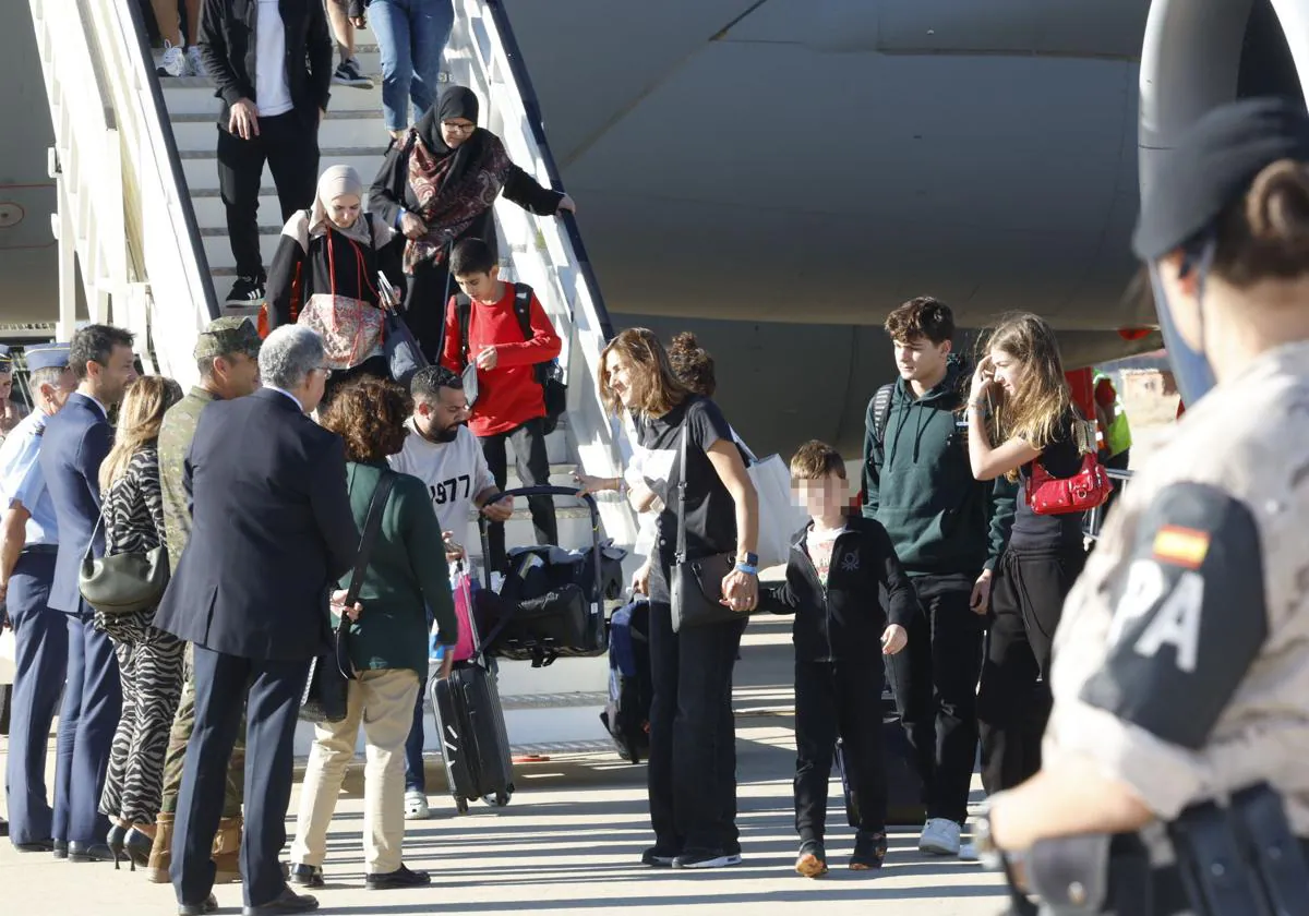 Pasajeros evacuados del LÃ­bano al aterrizar en la base aÃ©rea de TorrejÃ³n