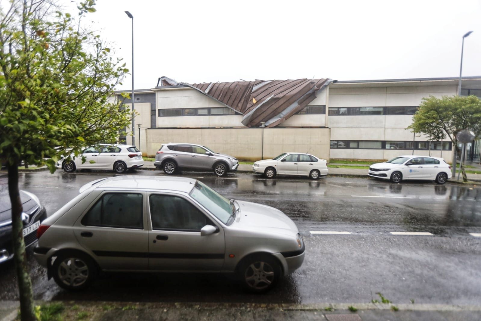 El Conservatorio de Santiago con el techo desplomado por las intensas rachas de viento que azotaron la capital gallega