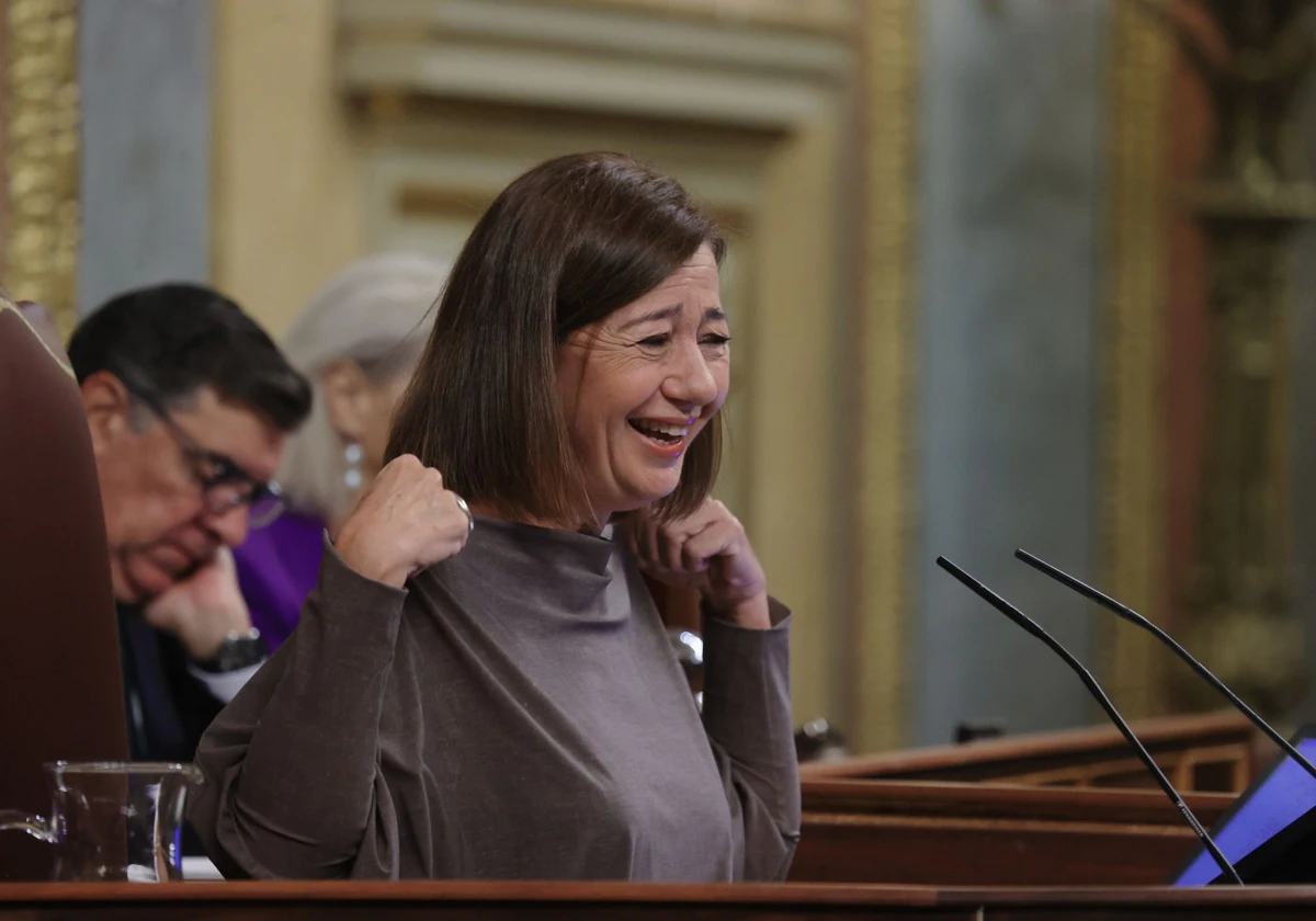 La presidenta del Congreso, Francina Armengol, ríe durante un momento del debate