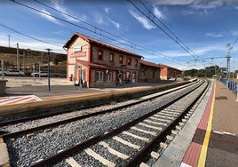 La caída de un árbol sobre las vías corta la circulación de trenes en la línea Santander-Madrid