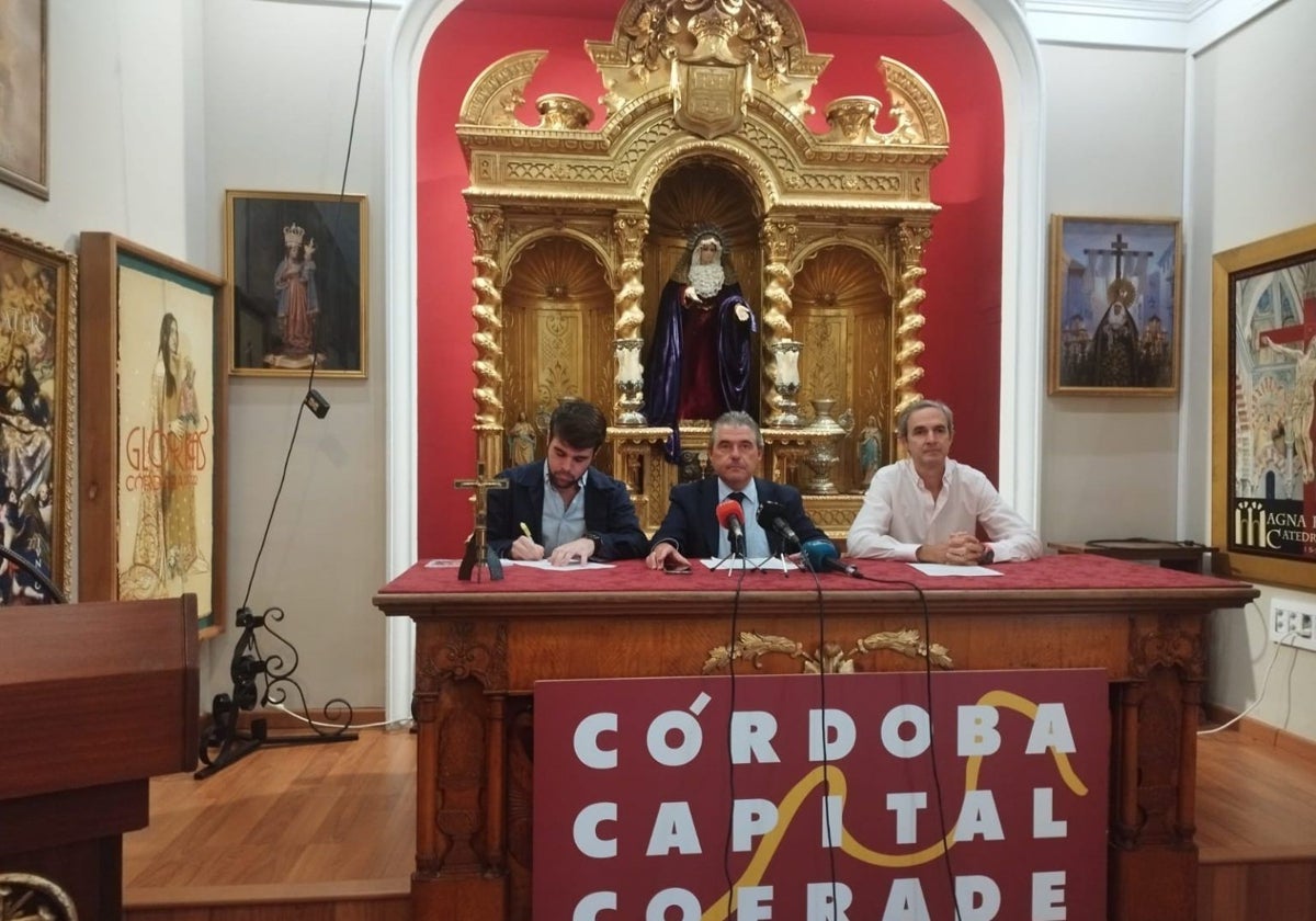 Manuel Murillo, en el centro, junto al vocal de comunicación y el tesorero, en la sede de la Agrupación