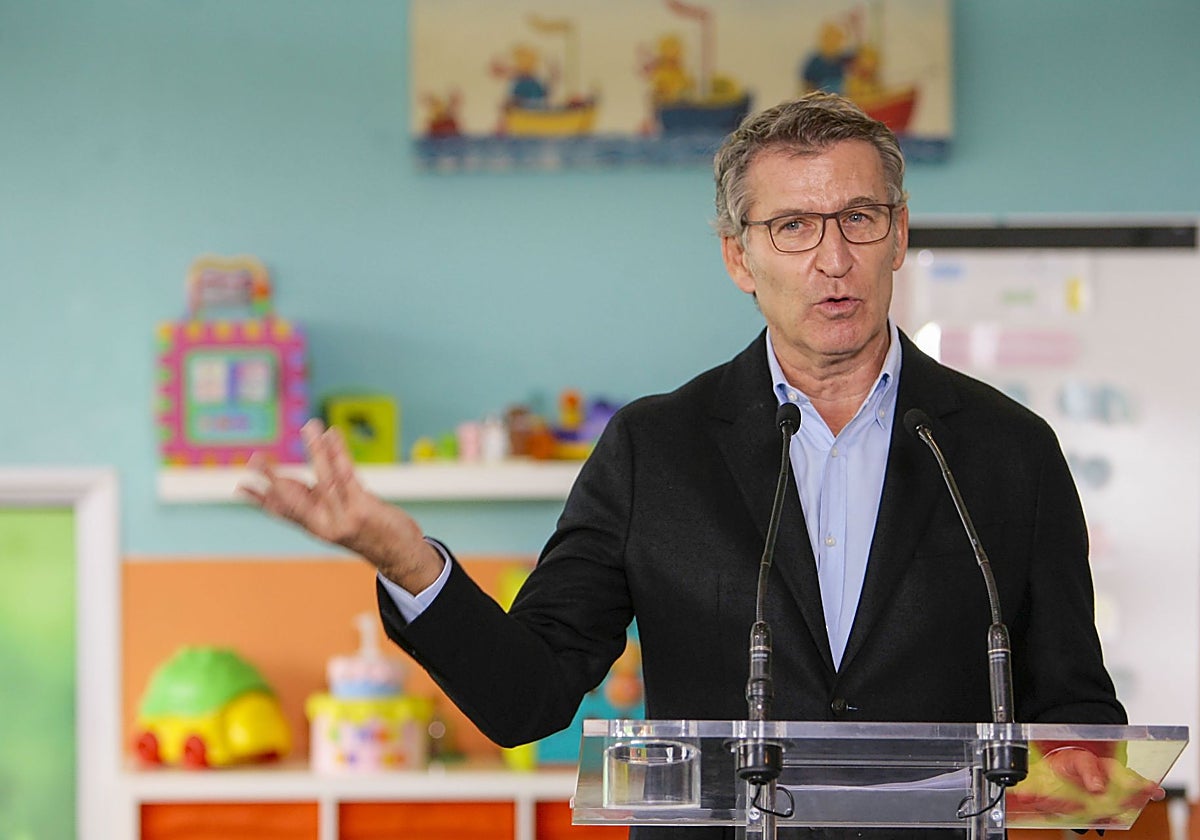 Alberto Núñez Feijóo ayer en una visita a una escuela infantil en Guadalajara