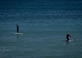 Un bañista localiza el cadáver de una mujer de 55 años flotando en la playa de Levante (Barcelona)