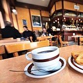 Califica de «atraco» la cuenta de un café con tres churros y sale escaldado del bar: «No tiene ni idea de lo que es un negocio»