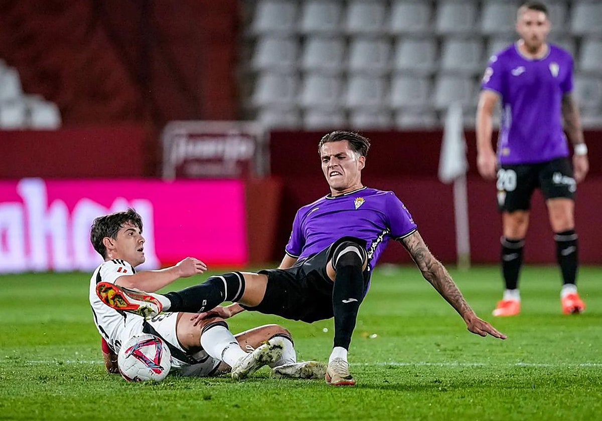 Álex Sala intercepta un balón a un rival del Albacete la pasada jornada en el Carlos Belmonte