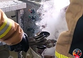 Un bombero de Málaga desvela el truco para apagar una freidora ardiendo usando cubiertos