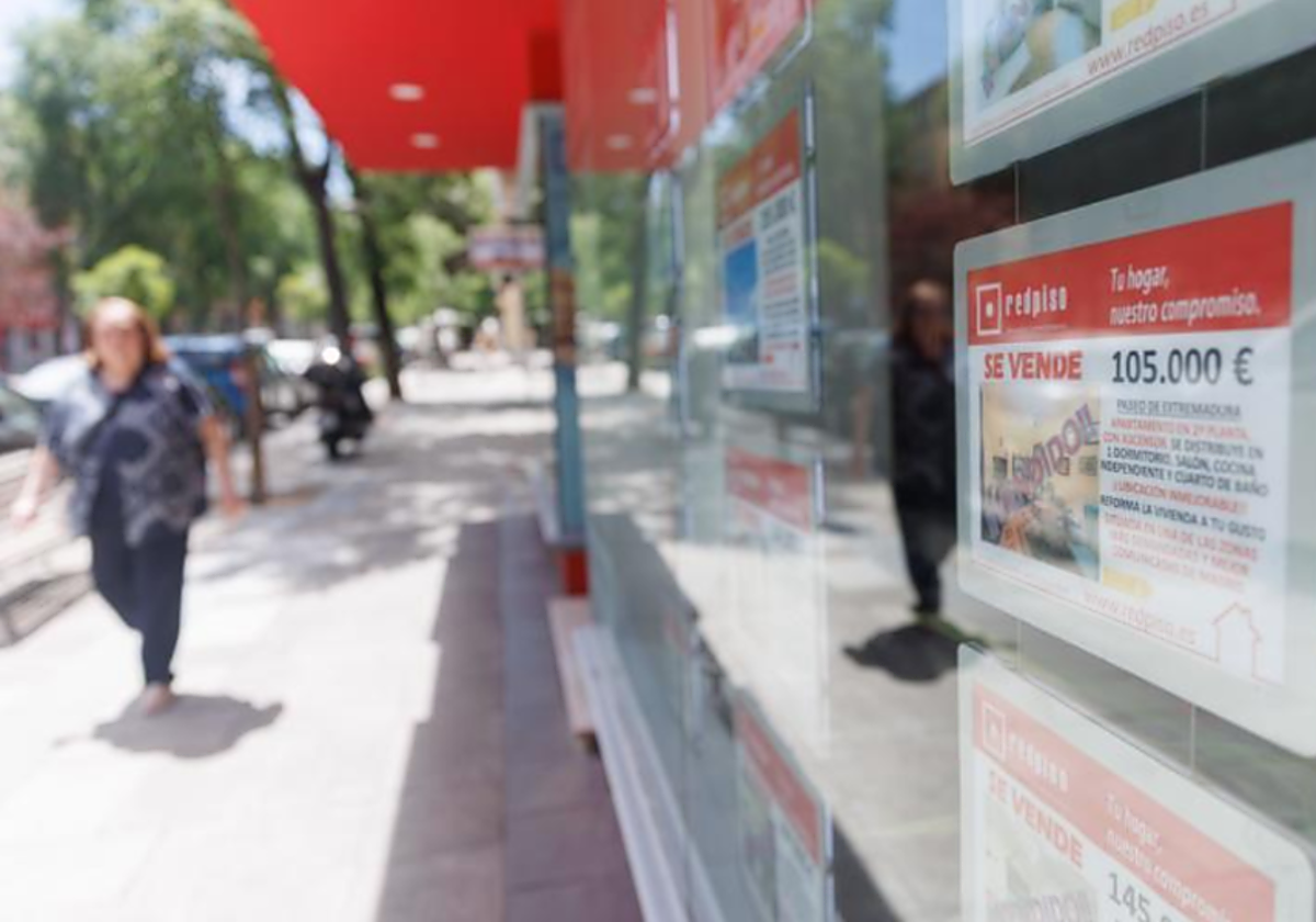 Una agencia inmobiliaria, en Madrid, en foto de archivo