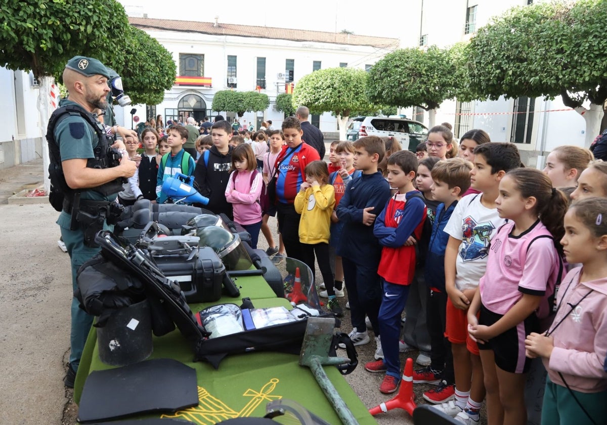 Los agentes de la Guardia Civil hablan a los niños de su trabajo