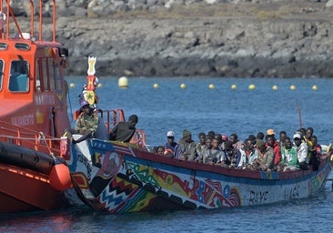 Canarias cierra el día con 321 migrantes en cayucos localizados en La Gomera y El Hierro