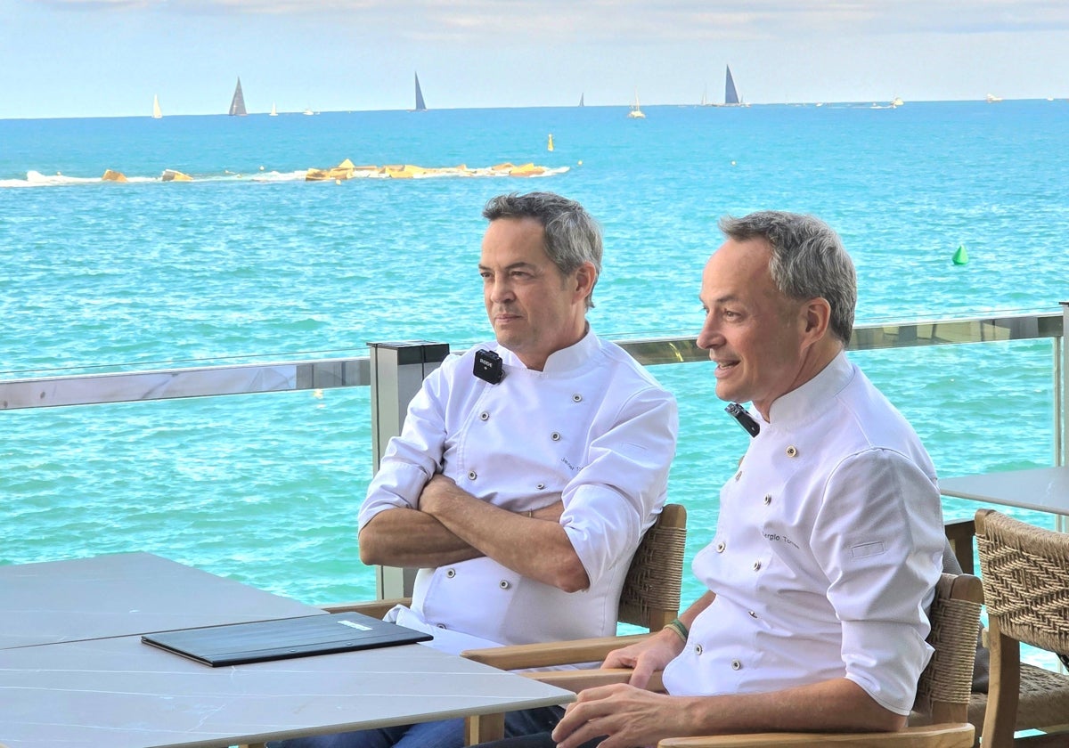 Los hermanos Sergio y Javier Torres en la terraza del restaurante Eldelmar en el Balcón Gastronómico del renovado Puerto Olímpico de Barcelona