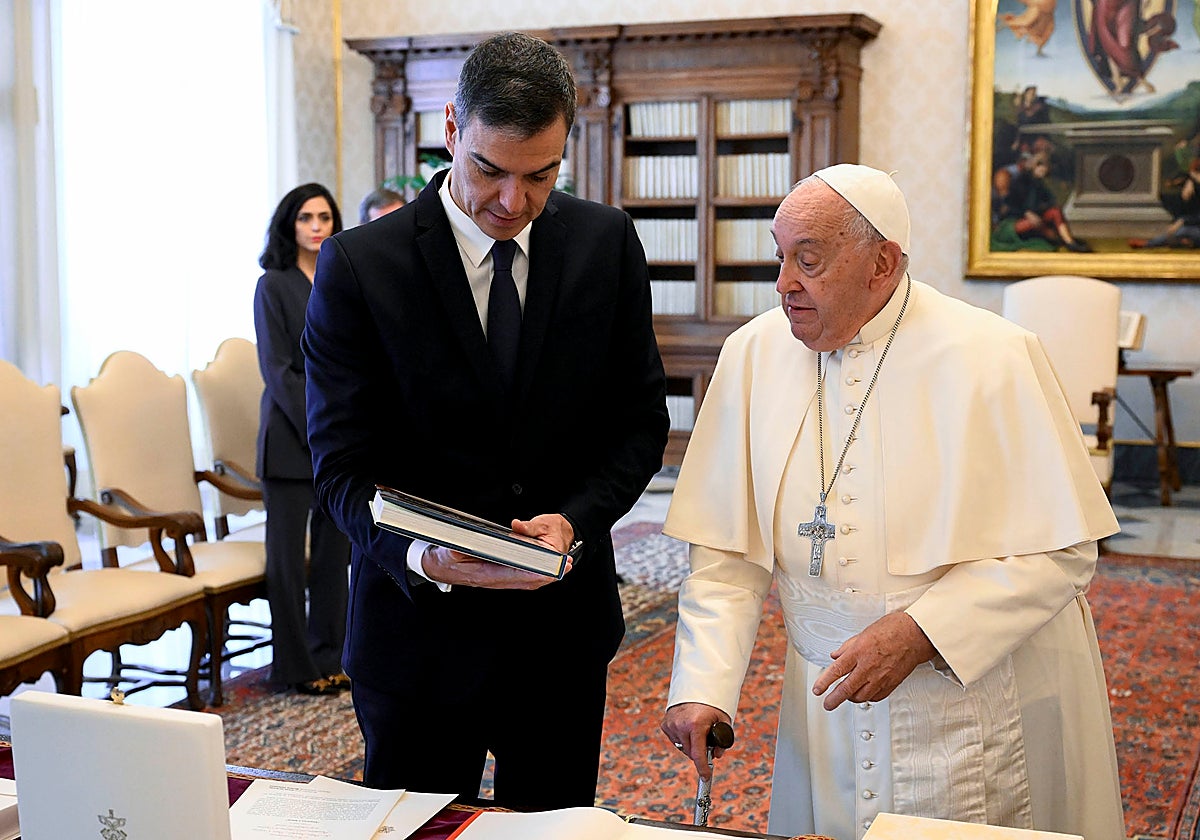 Pedro Sánchez y el Papa Francisco en su visita a Roma
