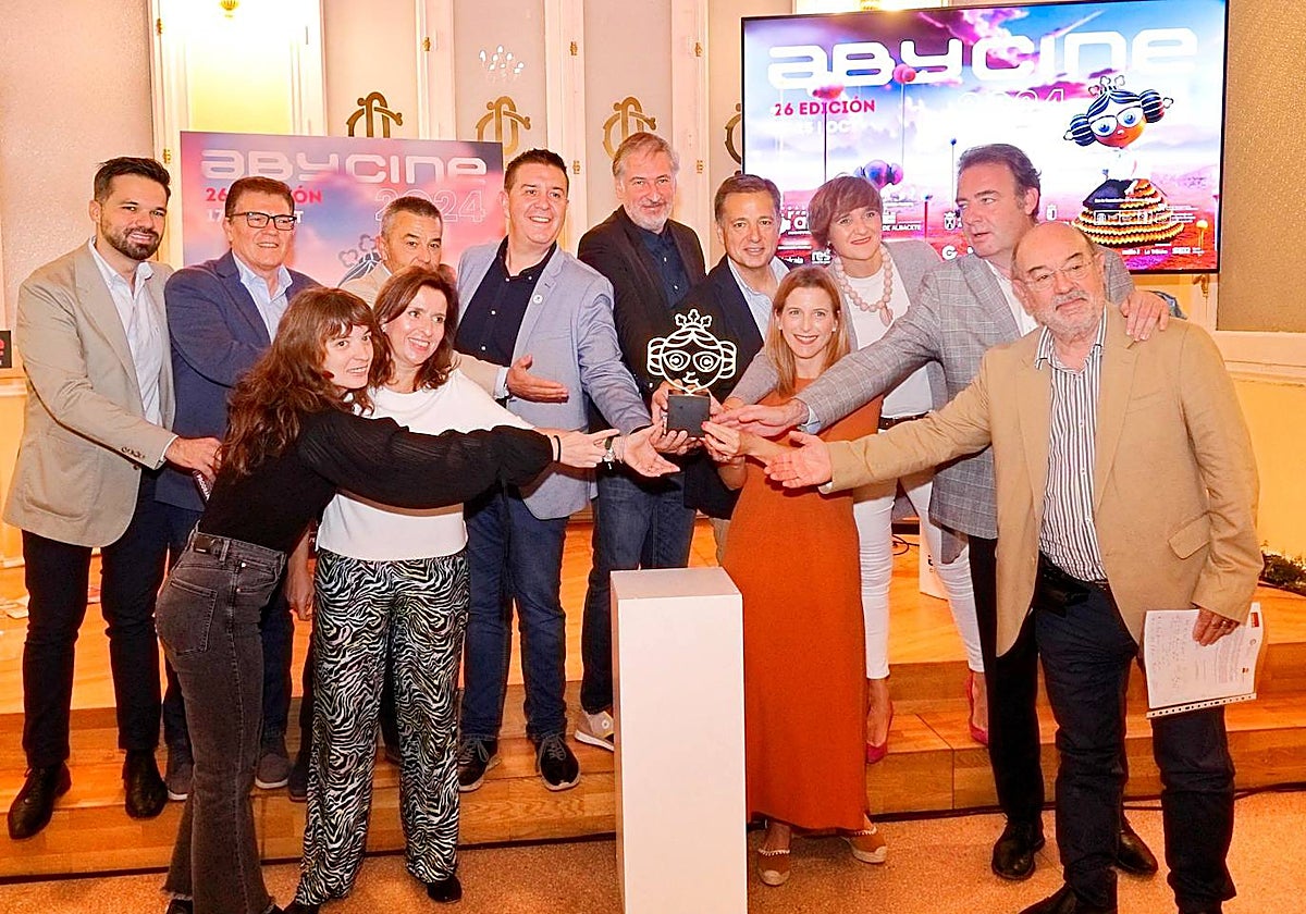 Cabañero y Serrano, junto al director de Abycine, Manuel Zamora durante la presentación del festival