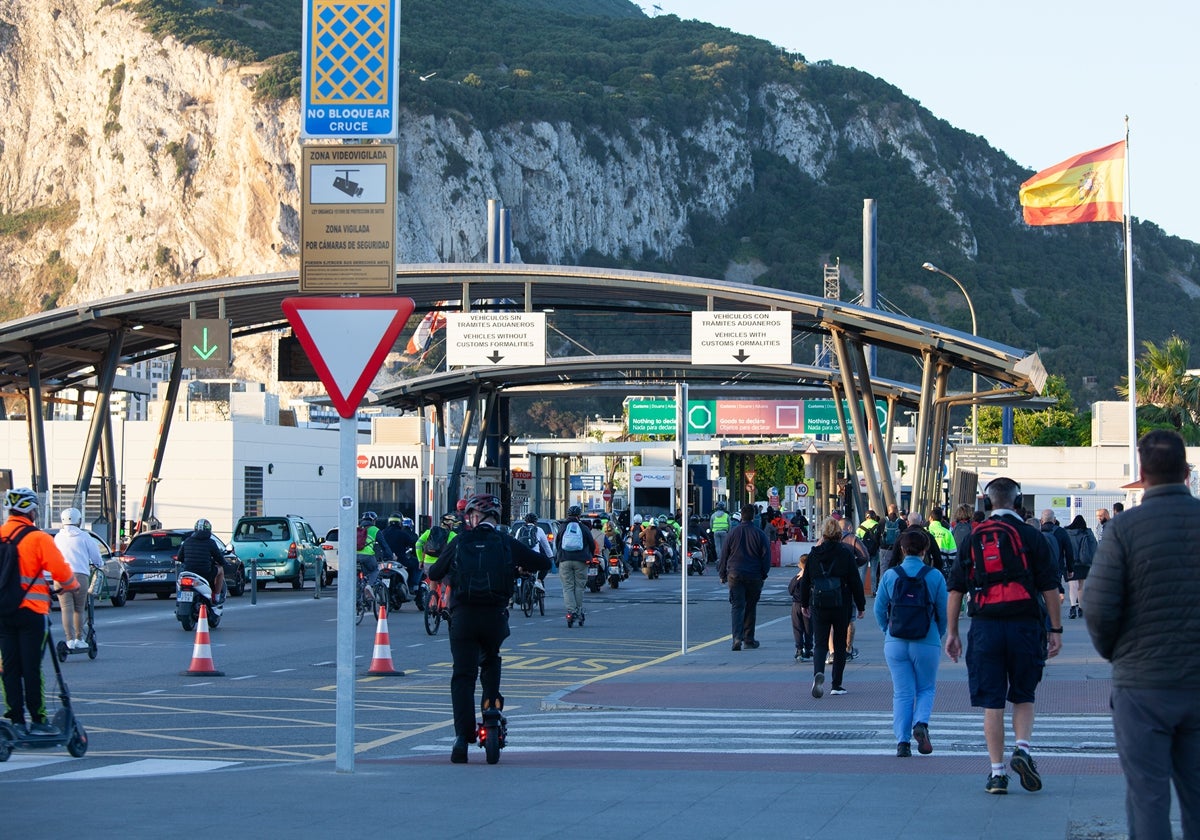 Imagen de peatones y conductores en la Verja para entrar a Gibraltar desde La Línea