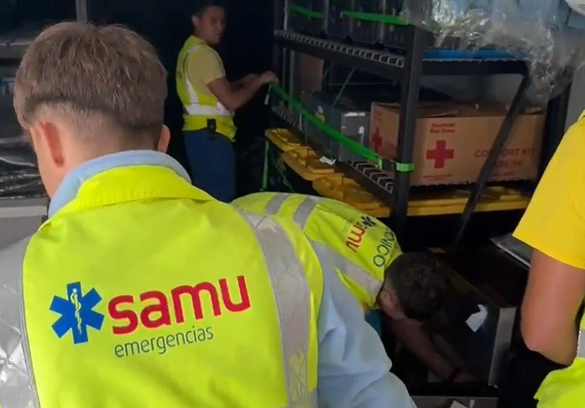 Los jóvenes voluntarios de SAMU, cargando de víveres y materiales el puesto de mando en Brunswick