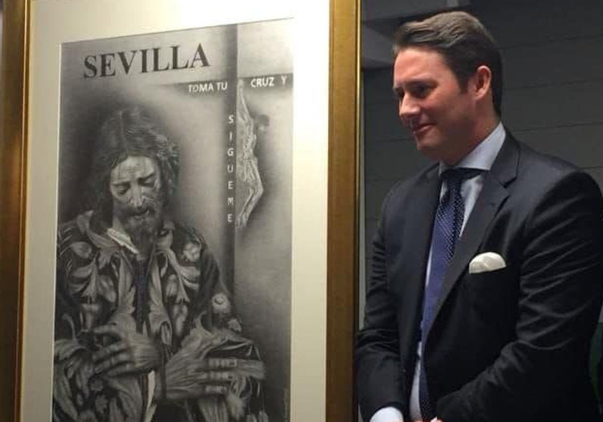 El artista sevillano Pepillo Gutiérrez Aragón, junto a su cartel de la Semana Santa de Sevilla de 2018