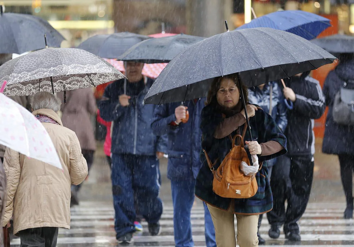 Cordobeses se protegen de la lluvia en un día de temporal