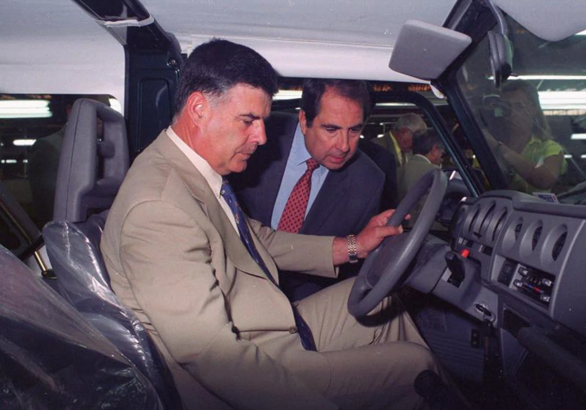 El consejero andaluz de Empleo, José Antonio Viera (i), dentro de un vehículo en la antigua fábrica de Santana Motor en el año 2001