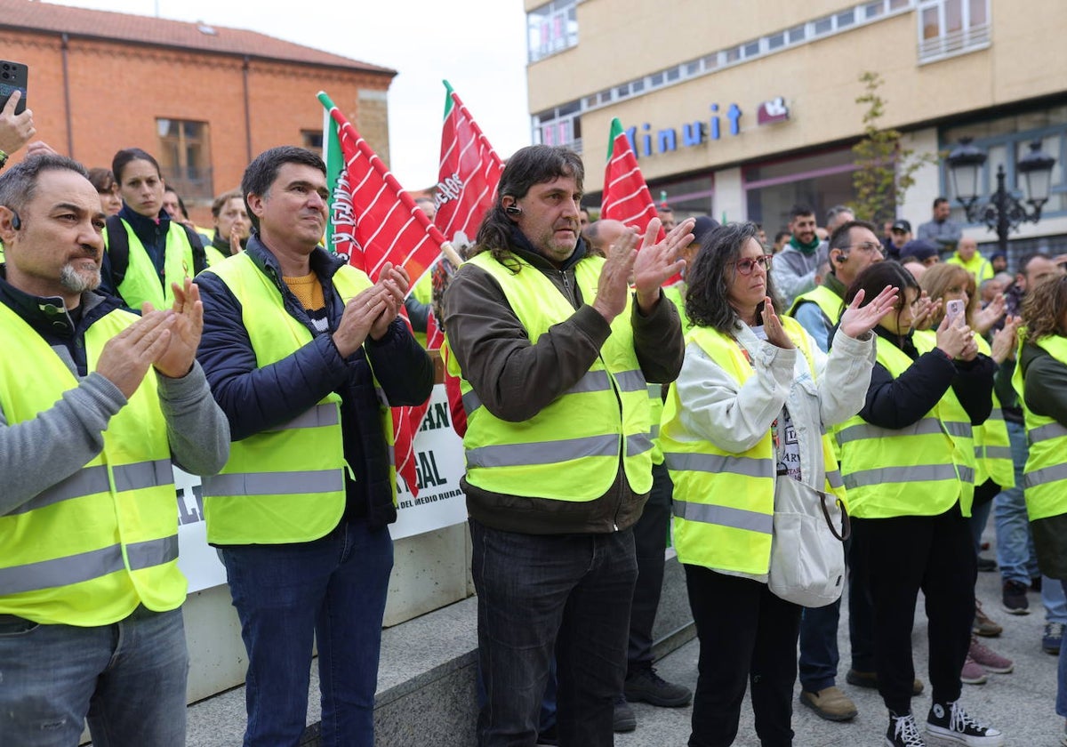 Concentración ante los juzgados de Benavente (Zamora), donde se celebra el juicio a un agricultor y un ganadero por los disturbios en las protestas agrarias de marzo