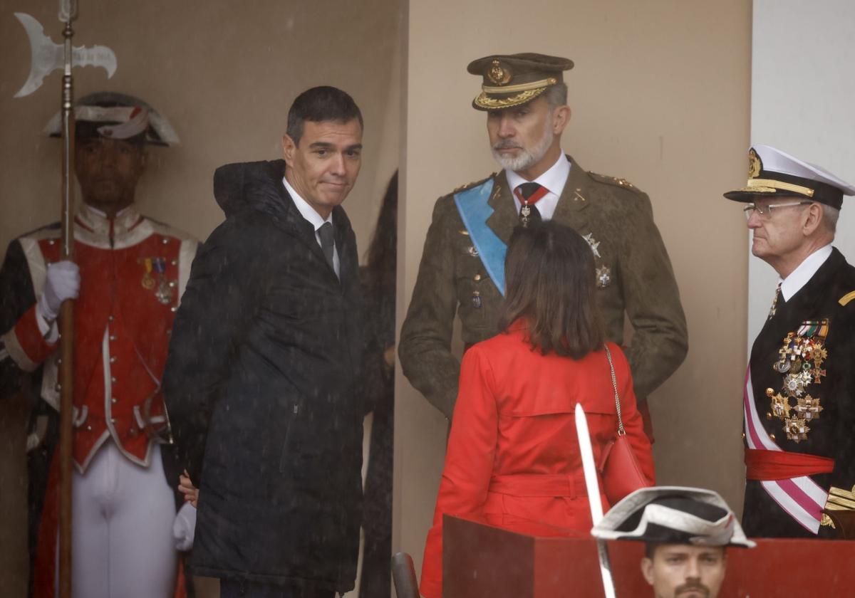 Pedro Sánchez con el Rey Felipe VI en el palco de autoridades