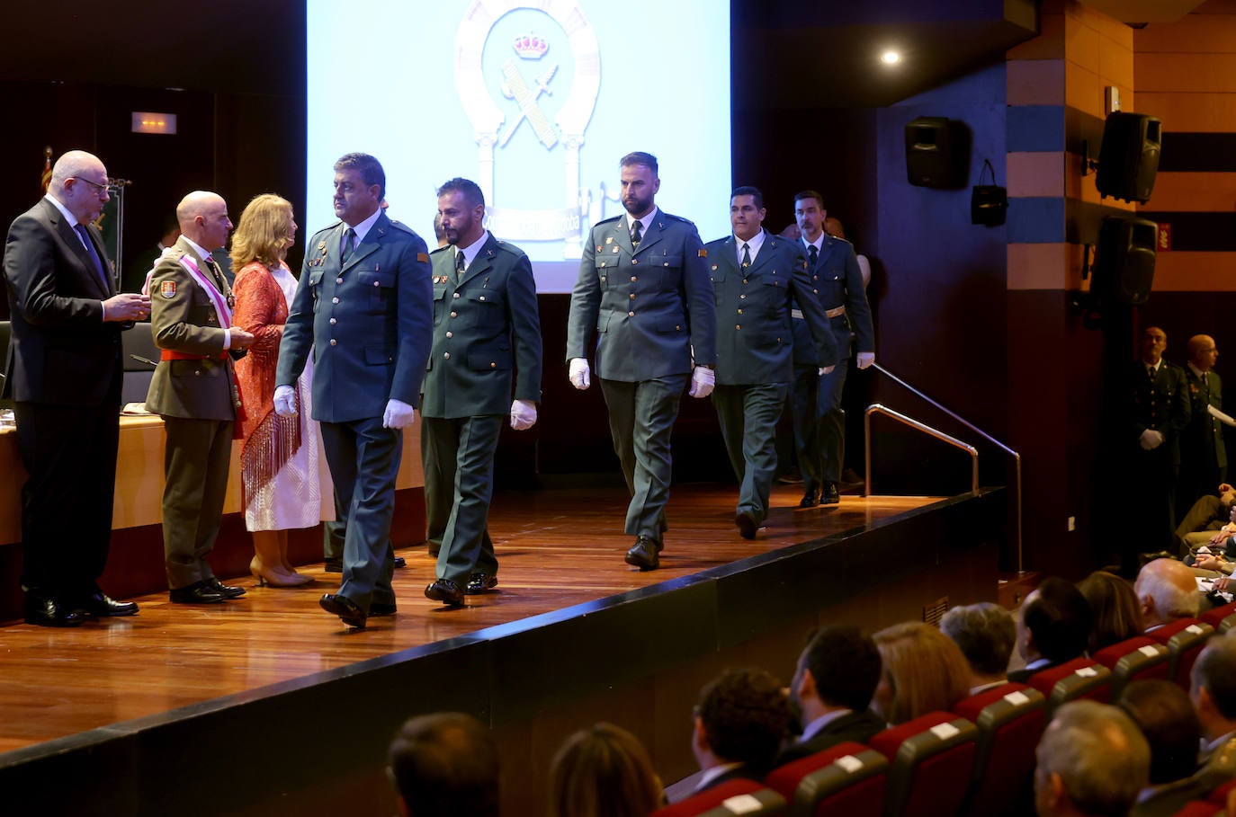 Fotos: el desfile y las condecoraciones de la Guardia Civil de Córdoba por el día de su patrona