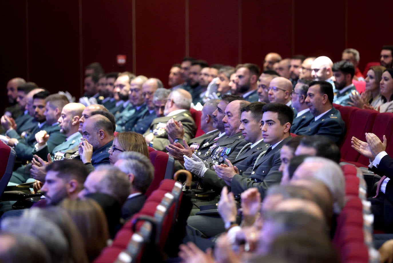 Fotos: el desfile y las condecoraciones de la Guardia Civil de Córdoba por el día de su patrona