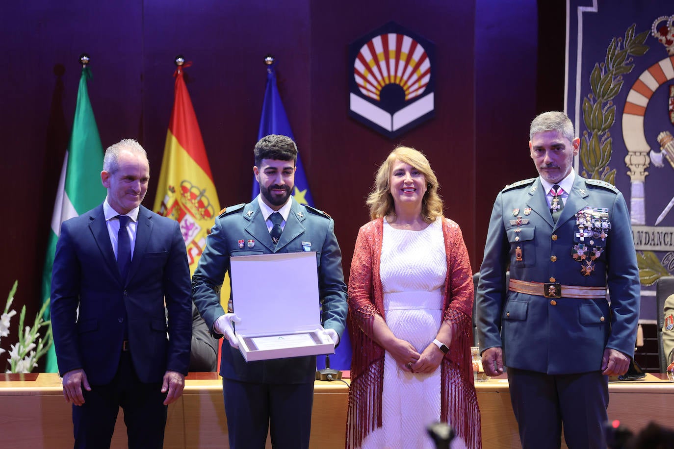 Fotos: el desfile y las condecoraciones de la Guardia Civil de Córdoba por el día de su patrona