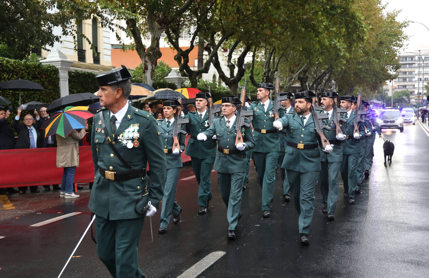 Fotos: el desfile y las condecoraciones de la Guardia Civil de Córdoba por el día de su patrona