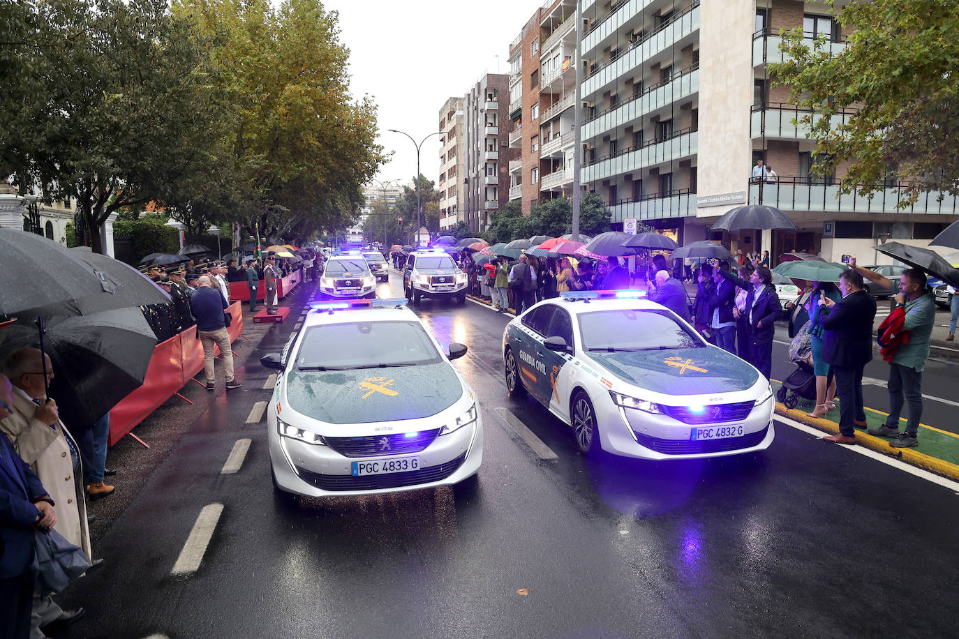 Fotos: el desfile y las condecoraciones de la Guardia Civil de Córdoba por el día de su patrona