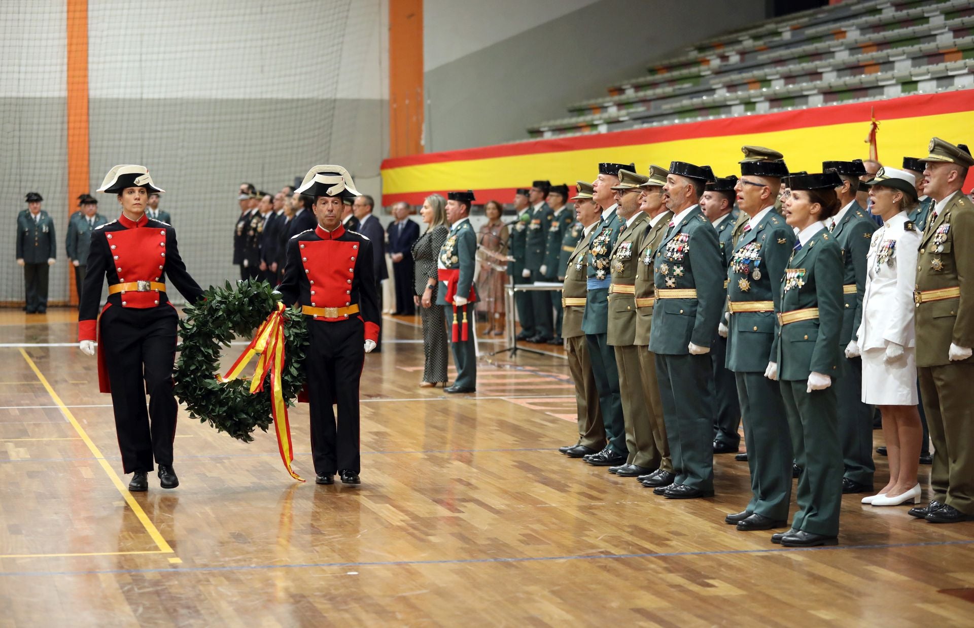 Las imágenes de la fiesta de la Guardia Civil, a cubierto