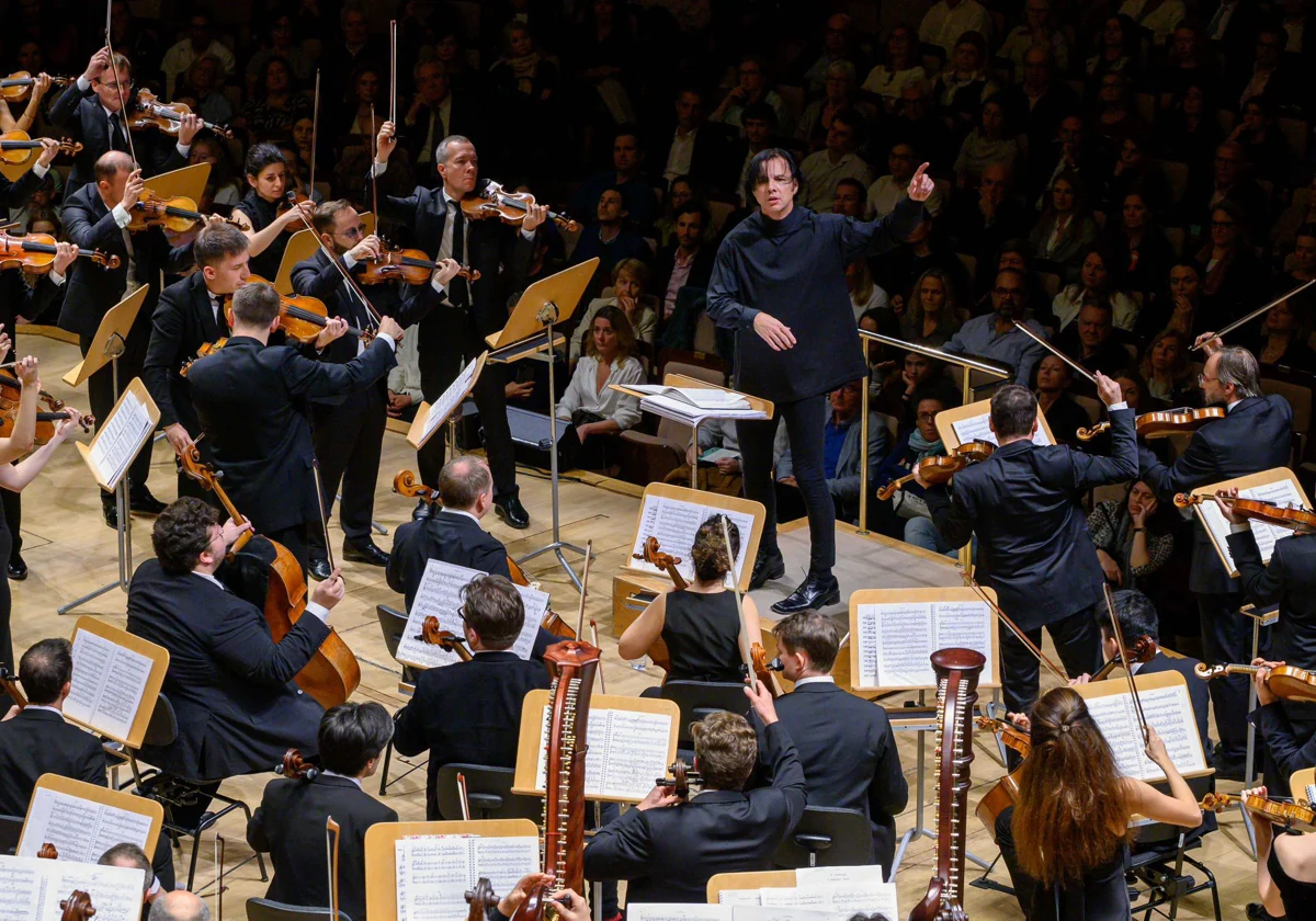 El director Currentzis y los músicos de Musicaeterna, durante una actuación