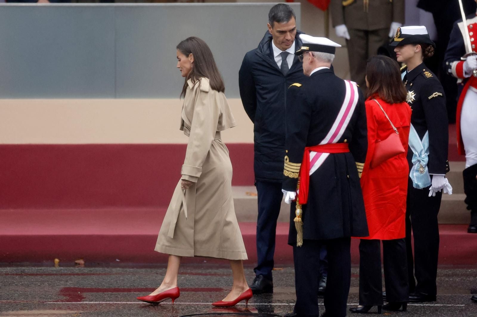 La Reina Letizia abandona la tribuna real, ya sin lluvia, tras el final del desfile