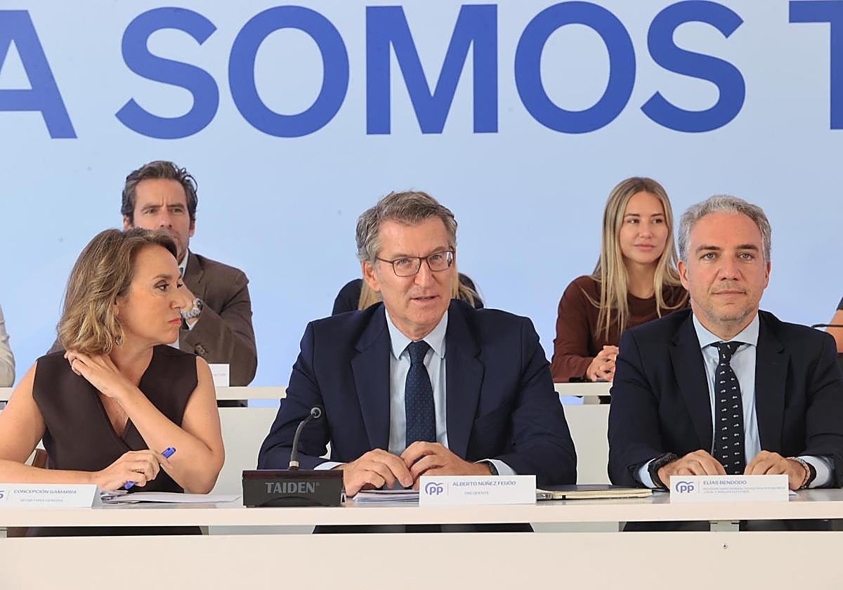 En primera fila, Cuca Gamarra, Alberto Núñez Feijóo y Elías Bendodo