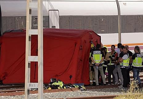 Imagen secundaria 1 - Arriba, dispositivo de búsqueda en la estación de Santa Justa; debajo, momento en el que se descubrió el cuerpo de Álvaro; a la derecha, misa funeral por la muerte del joven