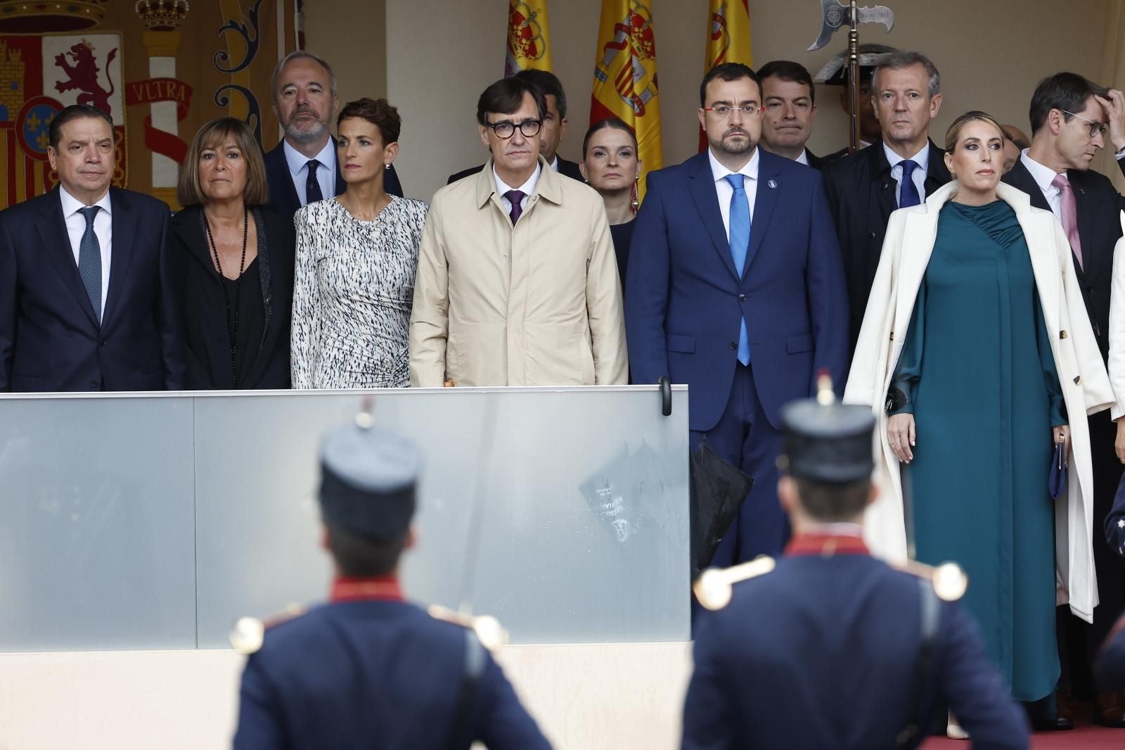 Salvador Illa, con la gabardina beige, ha sido uno de los presidentes autonómicos más esperados este 12-O, ya que hacía 14 años que un presidente catalán acudía a la cita militar