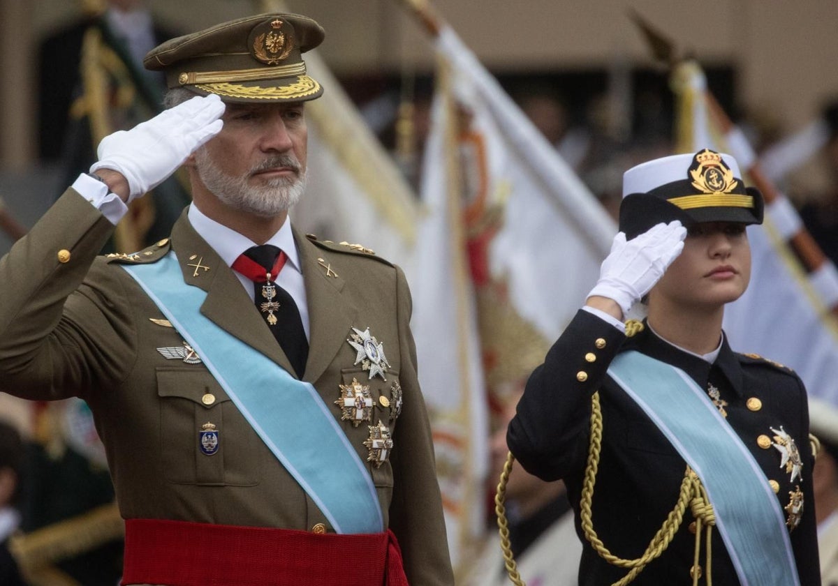 El Rey y la Princesa Leonor, en uno de los momentos del desfile, que ha estado marcado por agua