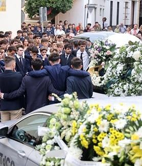 Imagen secundaria 2 - Arriba, dispositivo de búsqueda en la estación de Santa Justa; debajo, momento en el que se descubrió el cuerpo de Álvaro; a la derecha, misa funeral por la muerte del joven