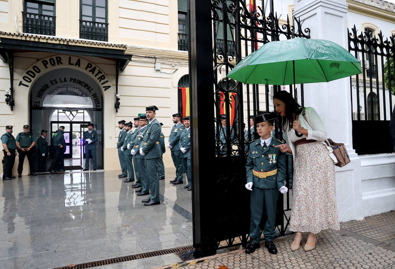 Fotos: el desfile y las condecoraciones de la Guardia Civil de Córdoba por el día de su patrona