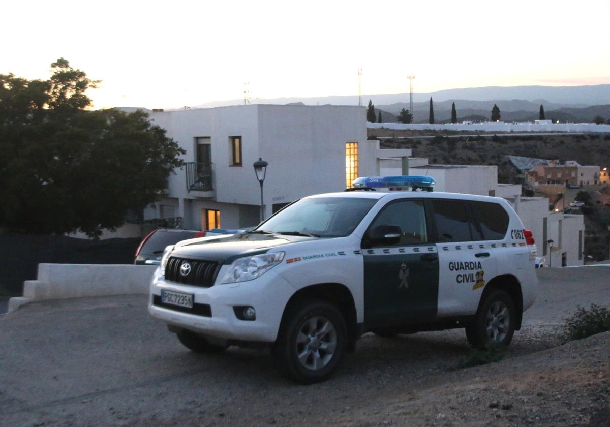 Un vehículo de la Guardia Civil, en la calle donde se produjo el crimen