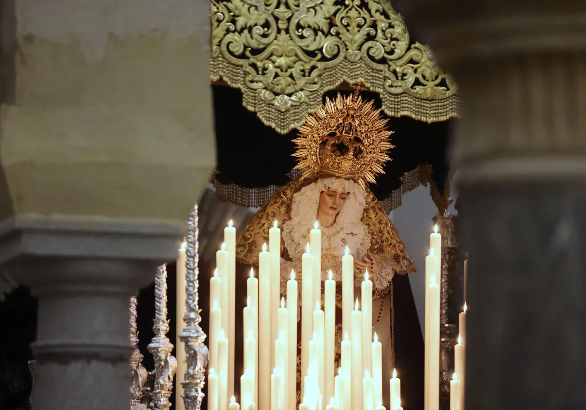 Primer plano del Dulce Nombre, en su palio, el sábado en su templo