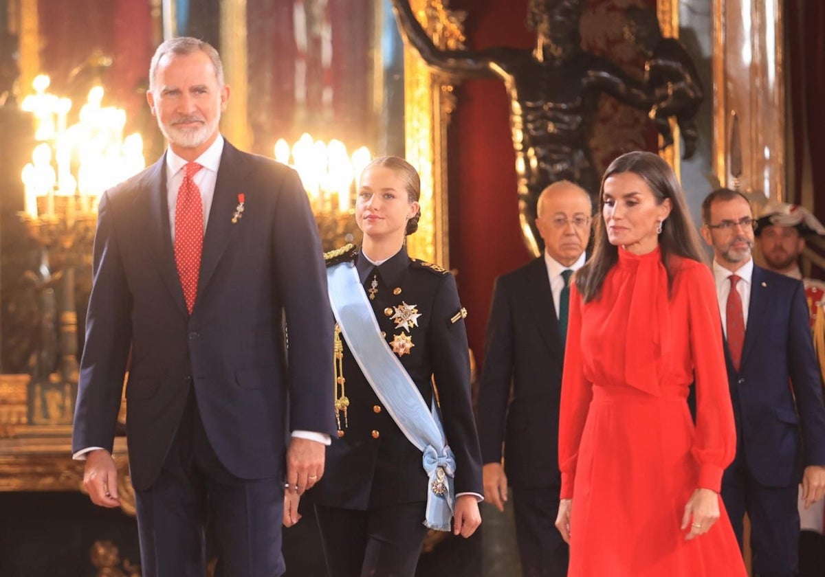 Los Reyes con su hija mayor, la Princesa Leonor, entrando en el Salón del Trono